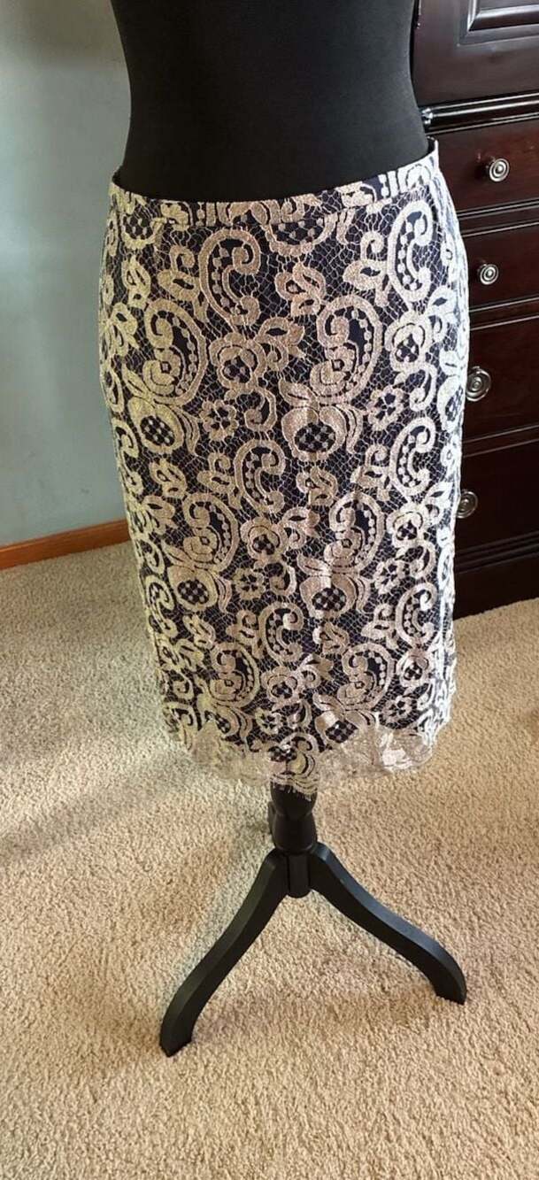 Zenobia Collection Navy and Silver Lace Pencil Skirt Style 330D41 Sz 6 A716